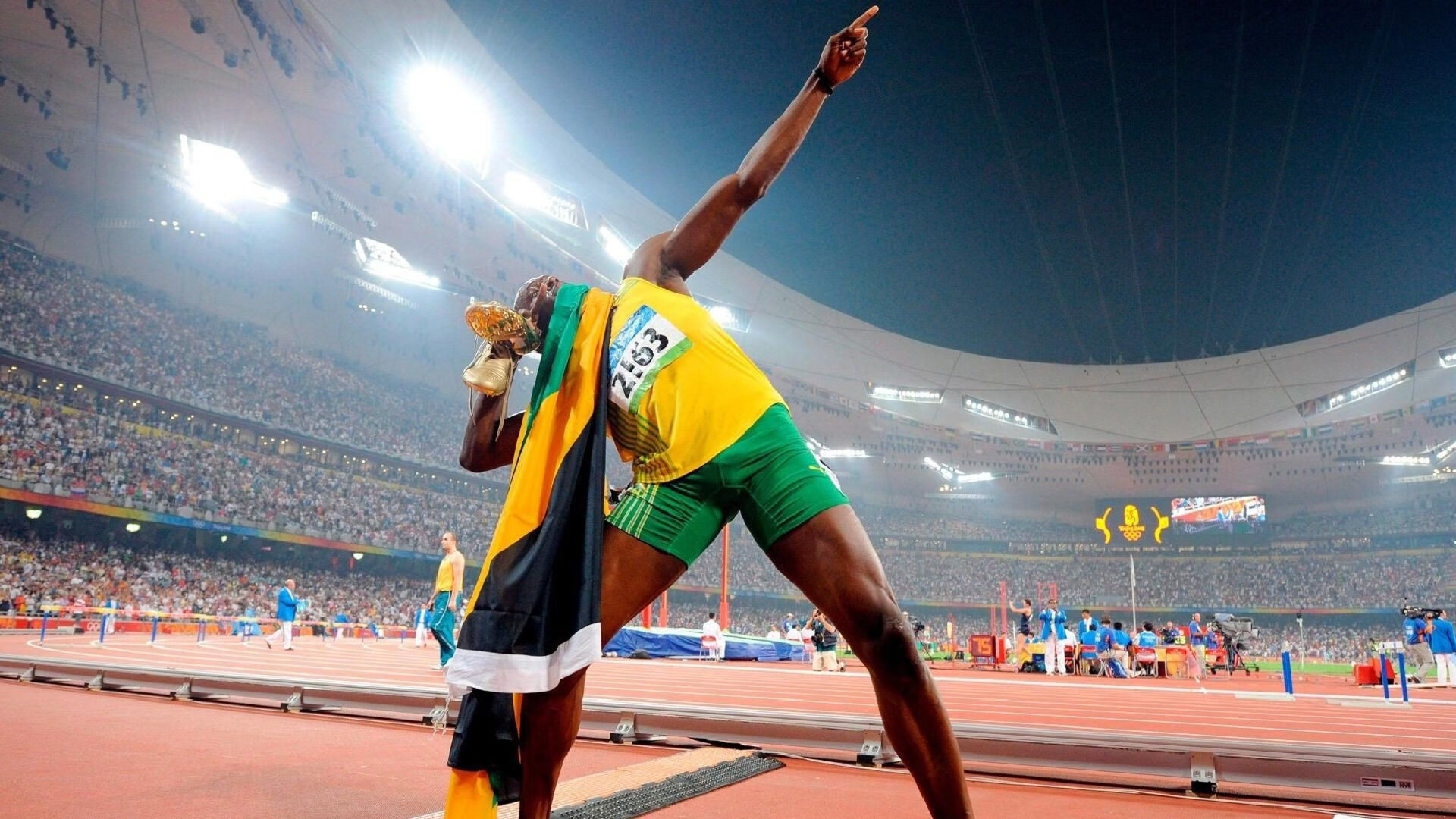 城市夏季水上乐园举办“皮划艇绕桩赛” 亲子组和成人组参与踊跃